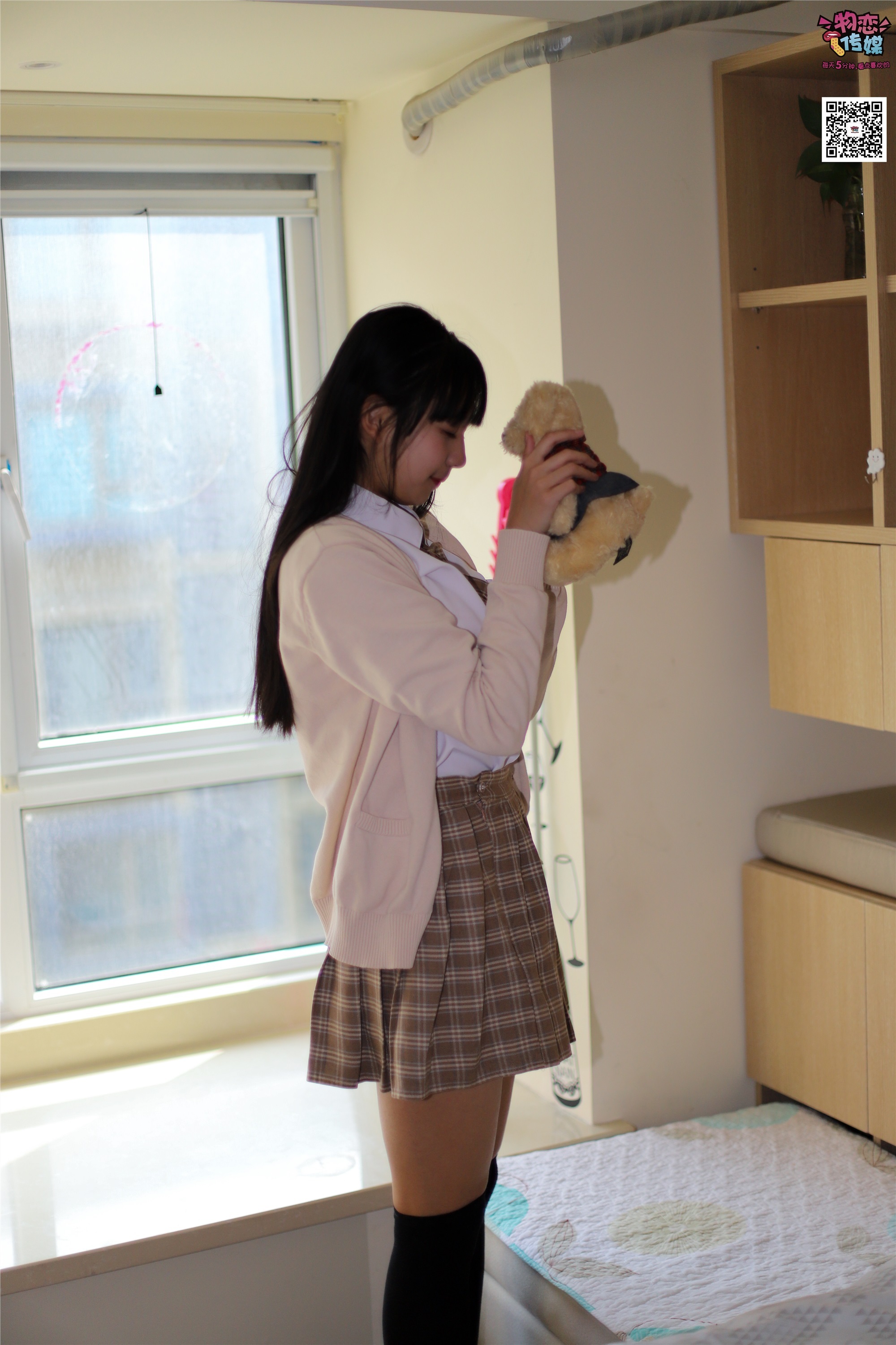 物恋传媒 No.005 JK制服高中小姐姐，棉袜加丝袜